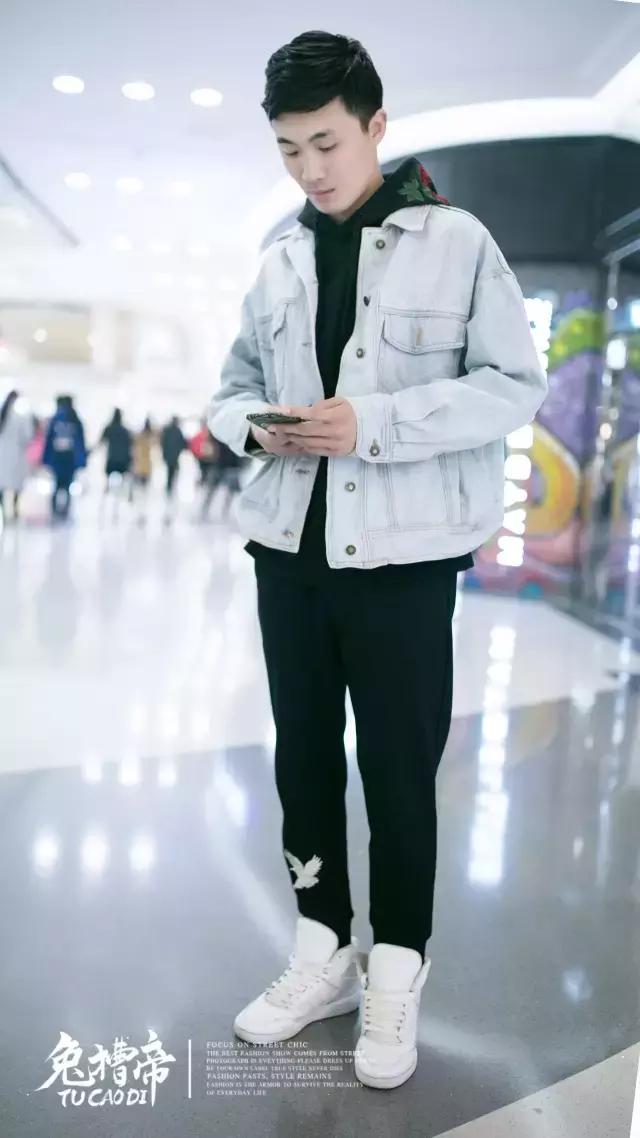 你的iphone7和AJ1同时掉河里，你先救哪个？