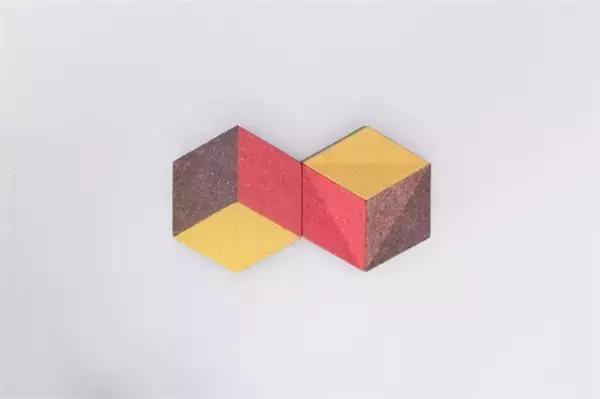 小朋友把手放下去捡玩具,小朋友把手放玩具