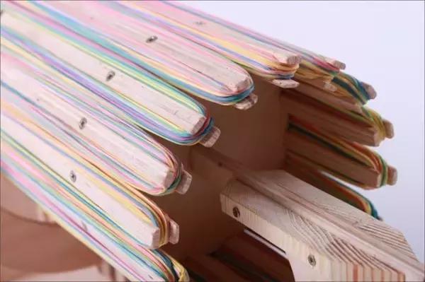 小朋友把手放下去捡玩具,小朋友把手放玩具