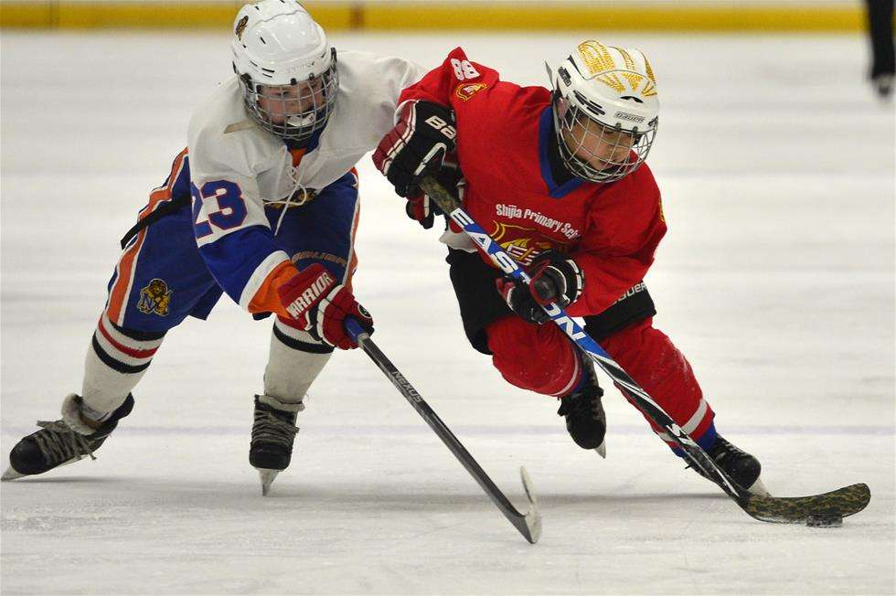 是的,冰球比赛可以打架,中国小将两度暴揍韩国运动员