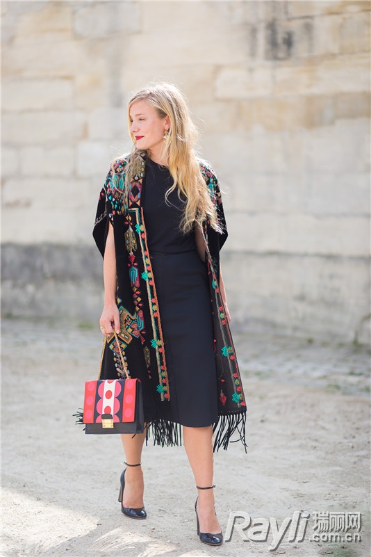 摆脱土气！2017黑底印花时髦更百搭