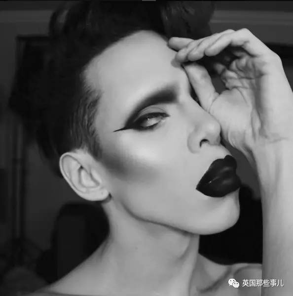 一个不想做男人也不想做女人的小哥，在成为外星人的路上越走越远了……