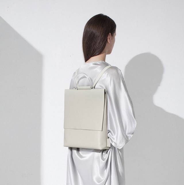 又便宜又大空间实用的双肩包,几百左右好看的大牌双肩包