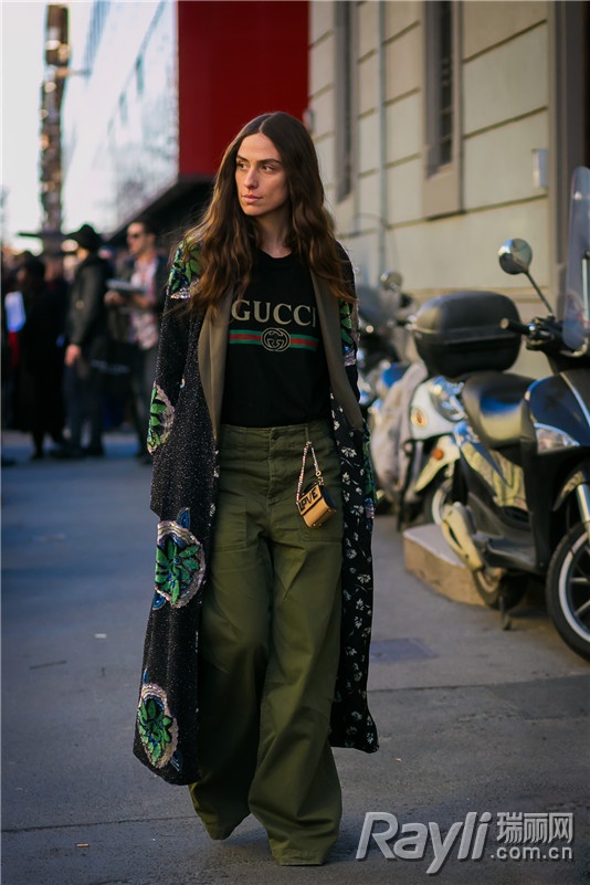 摆脱土气！2017黑底印花时髦更百搭