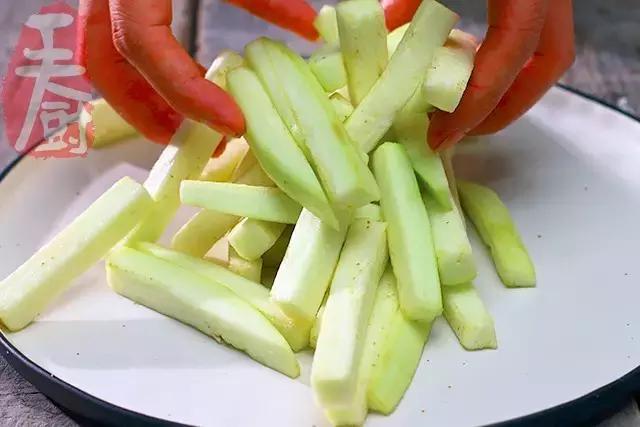 把茄子炸脆,把茄子都炸了再煮
