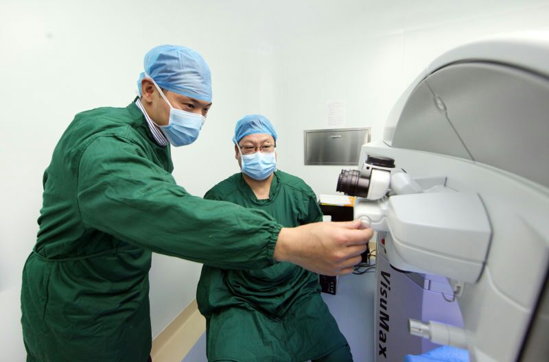 近视眼手术激光和飞秒区别和价格,飞秒激光近视手术是机器还是人工