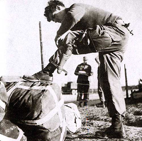 伞兵着陆后是如何处理降落伞？直接扔掉还是继续循环使用？