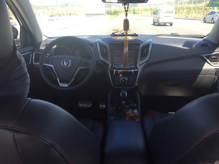 新款长安cs751.8t提车作业,长安cs751.4t豪华版用车成本参考