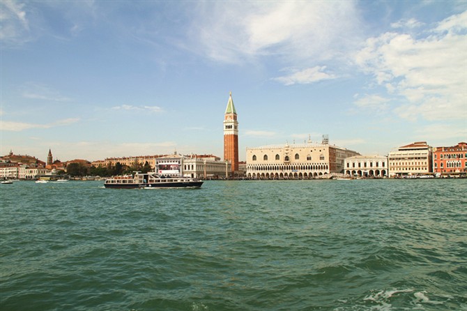 威尼斯景点彩虹岛,威尼斯有哪些美丽的岛屿