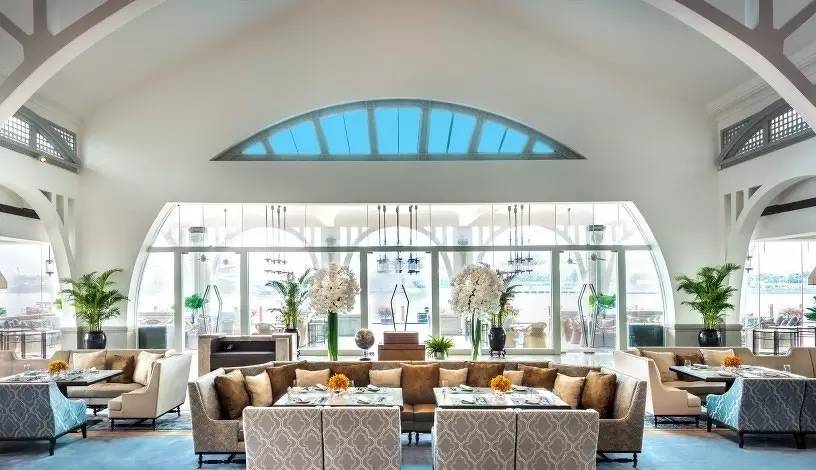 他放弃家族产业投身艺术，成为当今华人设计界的“钻石王老五”