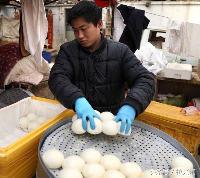 继月入近万肉夹馍之后，又来了个“两万馒头哥”？