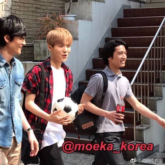 鹿晗在球场踢球时被偶遇,鹿晗日本旅行被粉丝偶遇