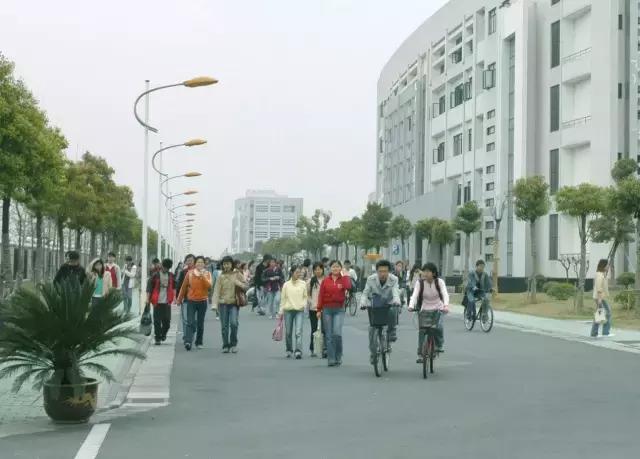 回到2003年的下沙，03级浙小商的青春关键词