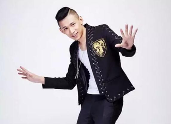 天佑领跑跨年演唱会视频,天佑跨年演唱会一人饮酒醉