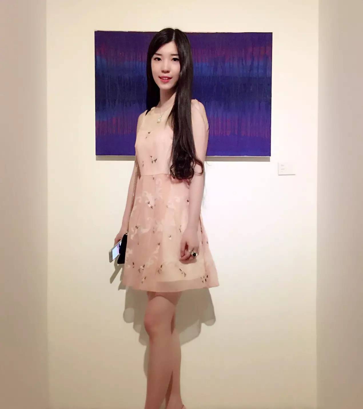 跟着艺术家学穿搭,跟艺术家学穿搭三组时髦颜色