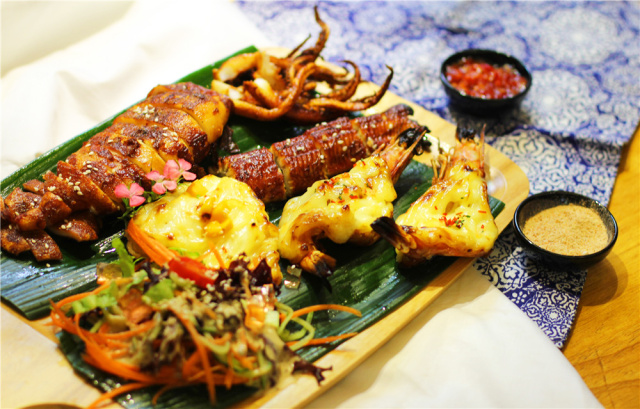 玉皇山下这家花园餐厅歧视单身狗!这么大的鱼头叫我怎么吃