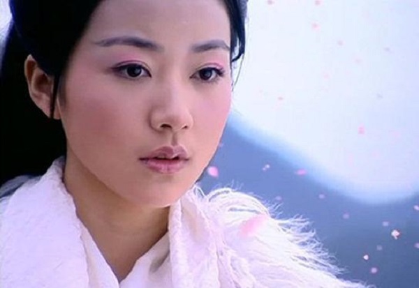 背景神秘的她出道从不拍吻戏,私底下十分富有,座驾却无比低调