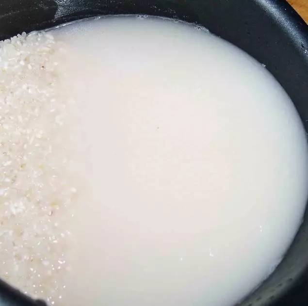 白色衣服的顽固发霉污渍如何清除,衣服发霉异味怎么清洗方法最简单