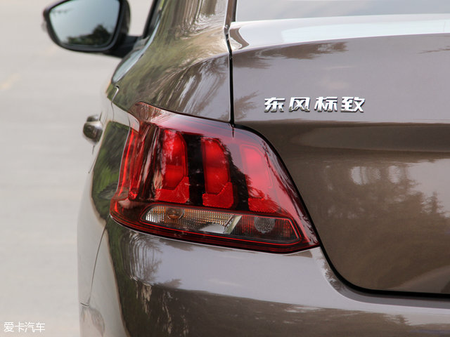 标致3012016款1.6l自动尊崇版,中期改款大变样