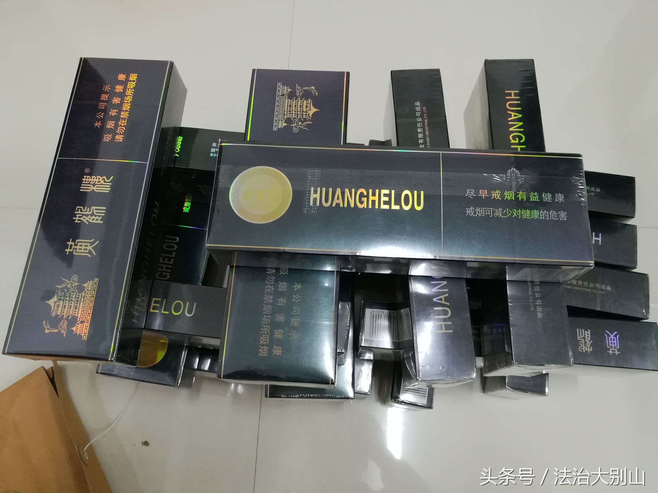 近期抓获卖假烟的涉案人员,警方成功破获一起非法经营假烟案