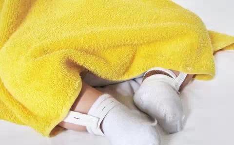 妈妈睡觉老是踢被子,宝宝晚上踢被子妈妈怎么发现