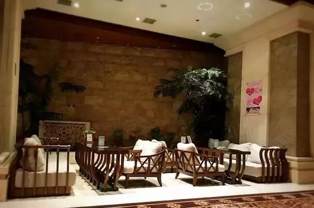 一起泡温泉的奢侈的享受,夏日一起泡温泉