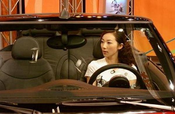背景神秘的她出道从不拍吻戏,私底下十分富有,座驾却无比低调