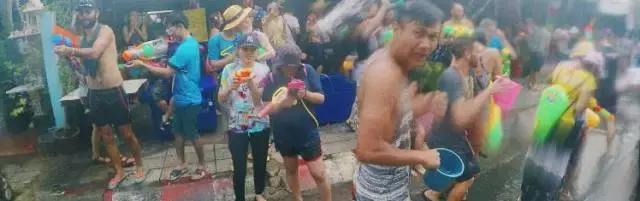 泼水节云南德宏游客视角,德宏泼水节孔雀舞申报吉尼斯纪录