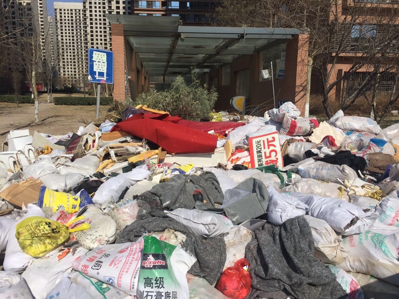 京基·嶺墅业主收房后质疑开发商：怎么多处未完工就给业主交房了？丨万通上游国际小区配套服务不到位地下停车场管理太混乱！