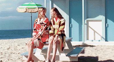 杨幂在泳池边吃苹果,在游泳馆里偶遇杨幂