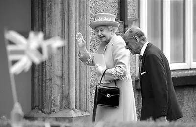 英国女王背双肩包,英国女王的爱马仕包包