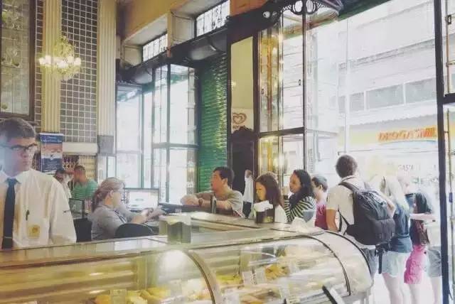 去年夏天，他几乎花光了全部积蓄流浪巴西，去了这些自由有趣的咖啡馆