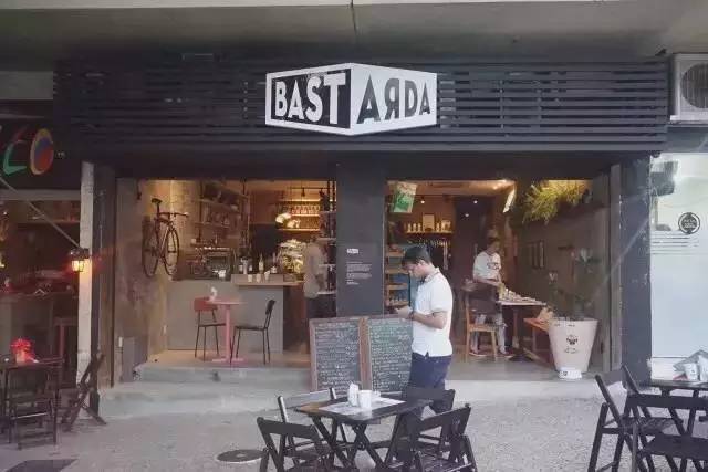 去年夏天，他几乎花光了全部积蓄流浪巴西，去了这些自由有趣的咖啡馆