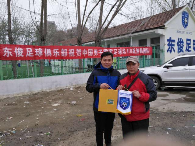 “球迷歌王”黎世莅临东俊青训基地