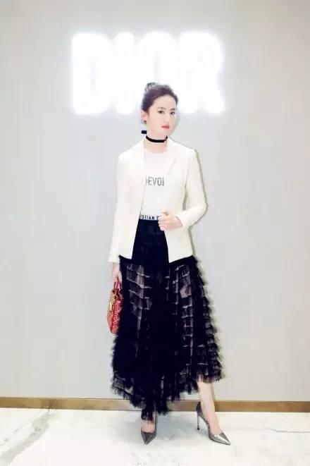 春天t恤最新款,春季t恤怎么穿比较好看