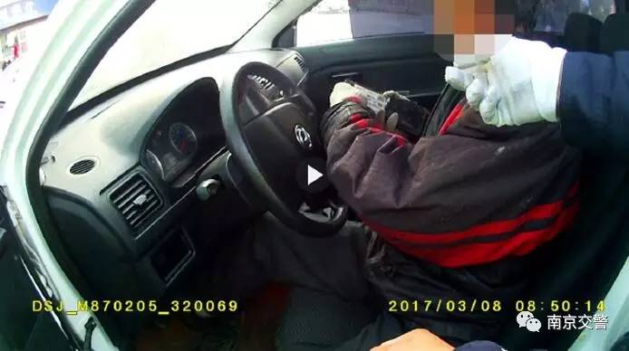 「本地新闻」男子因驾校不打折，竟做出如此任性的事……