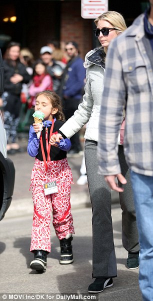 恶毒美媒体抓住伊凡卡川普的大屁股说事，怪只怪4千块的牛仔宽裤