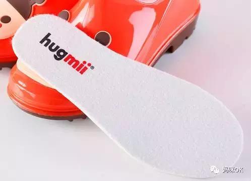 出去玩下雨穿雨衣还是打伞方便,下雨天穿上雨衣出去玩