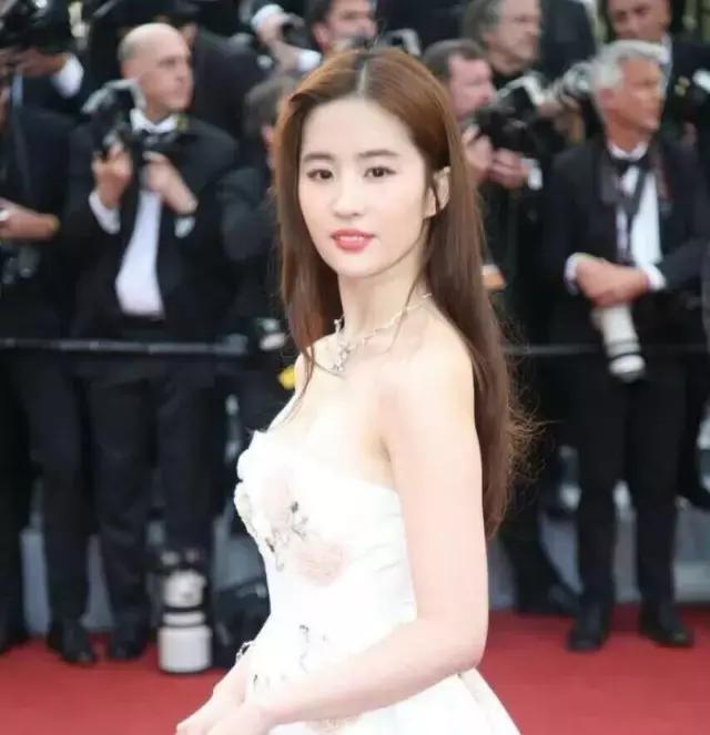 中分和侧分哪个显脸小,选对了发型才会有改变