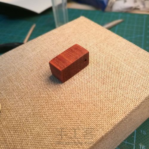 香槟金箔与木吊坠