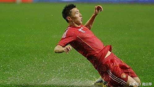 不达标开骂意外首发神换人里皮特色从恒大悄然植入国足