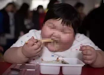 7岁女儿身高135体重70斤,7岁女儿身高120体重40斤合格吗