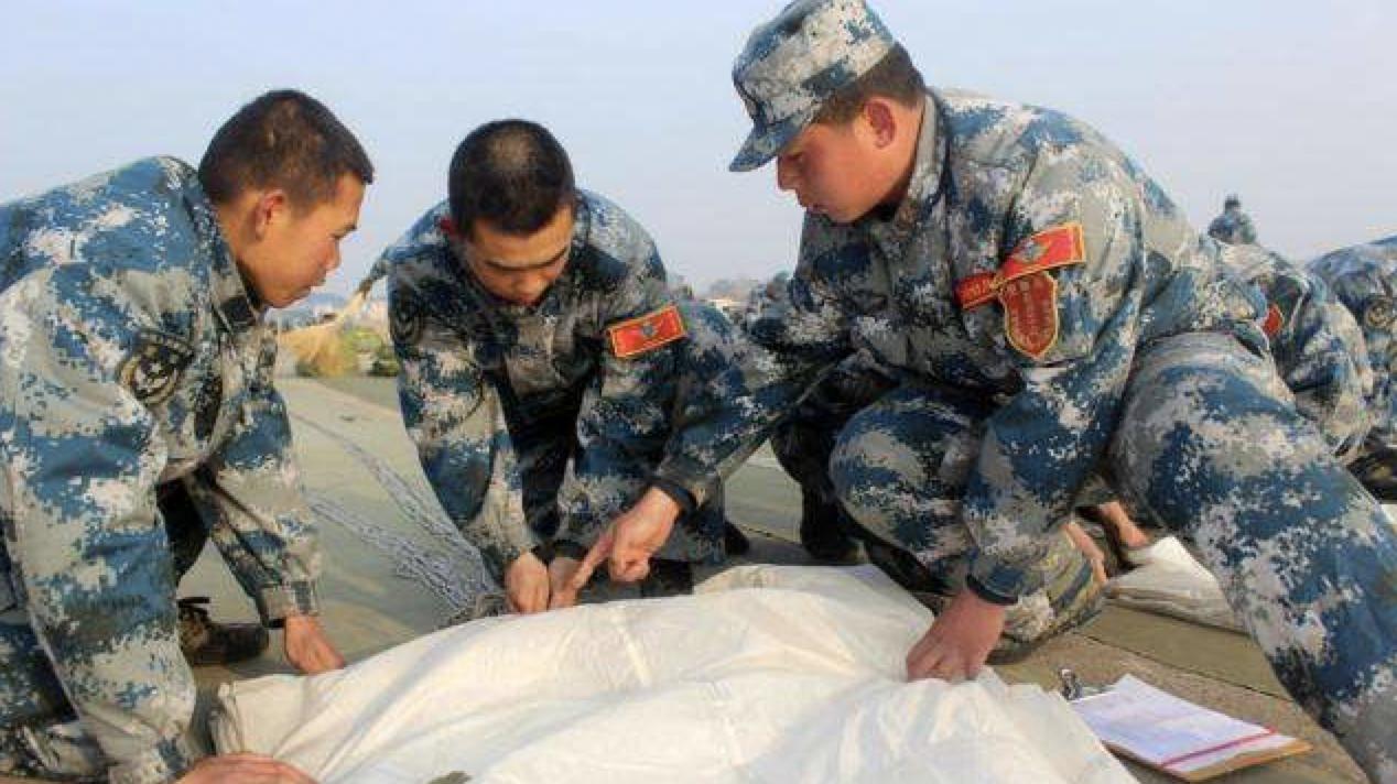 打仗降落伞,伞兵降落后伞具怎么处理