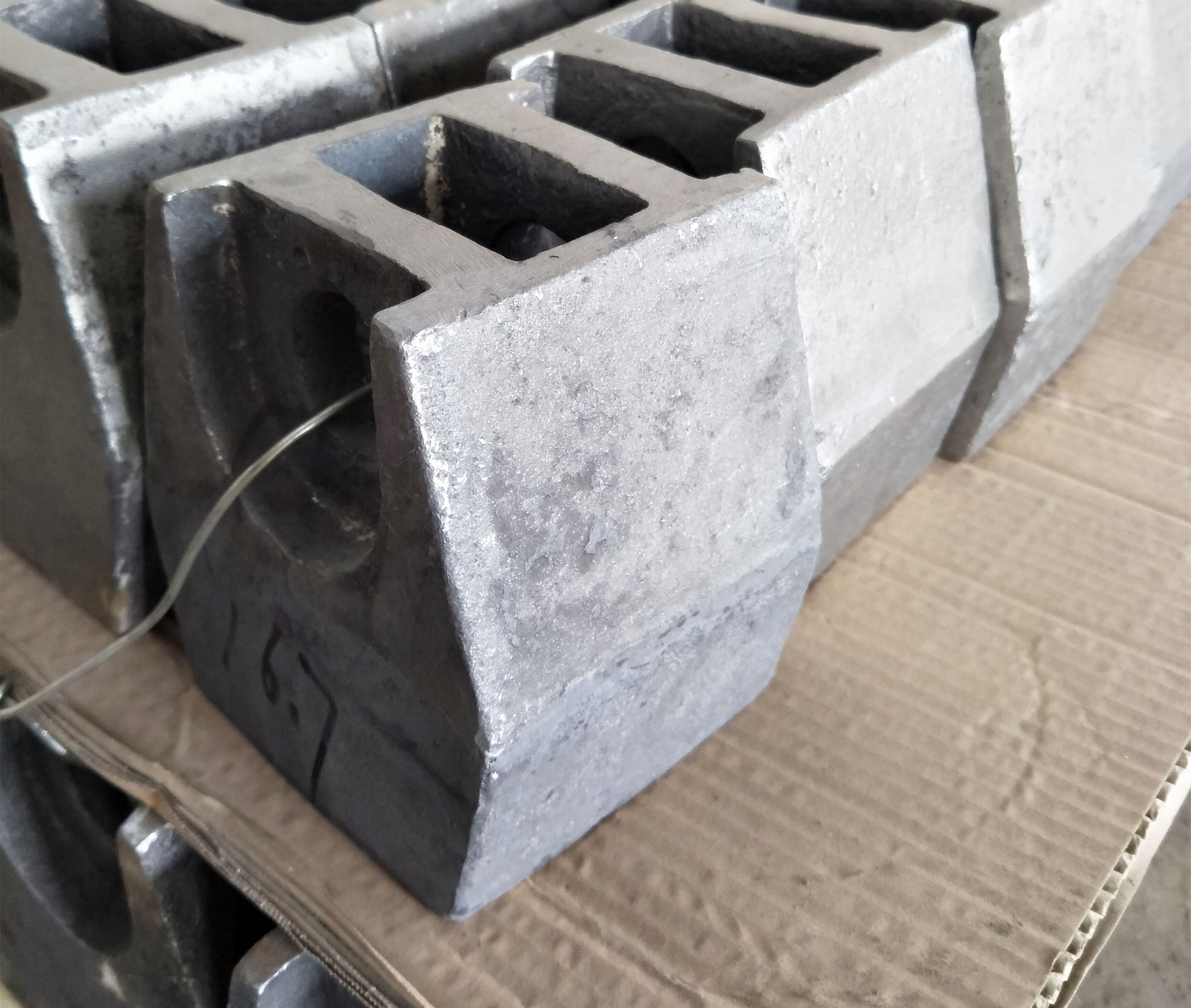 铸造锤头生产视频,金属破碎机锤头铸造