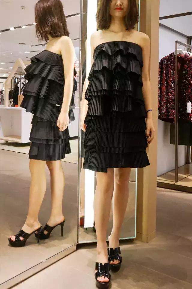 不敢去大牌店试衣服的年轻姑娘，可能永远不知道自己有多美