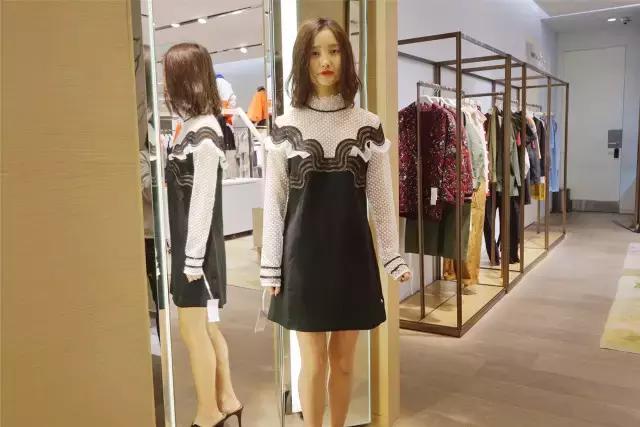不敢去大牌店试衣服的年轻姑娘，可能永远不知道自己有多美
