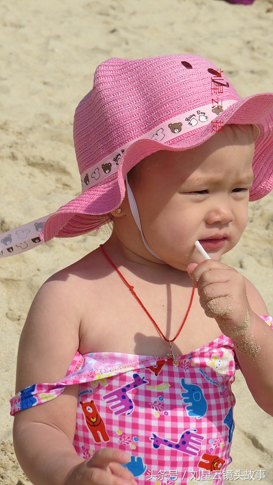 俄罗斯人三亚沙滩享受亲子日光浴好惬意,为人之母的洋妞有苗条的