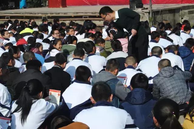 平潭岚华中学首期“李阳疯狂英语”国际英语周开启！