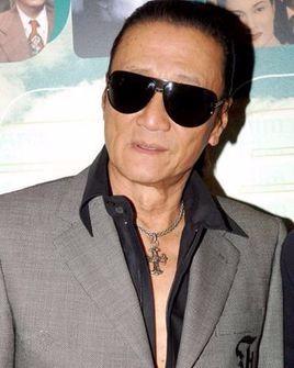 81岁谢贤承认与32岁女友分手,84岁谢贤与35岁女友当街秀恩爱