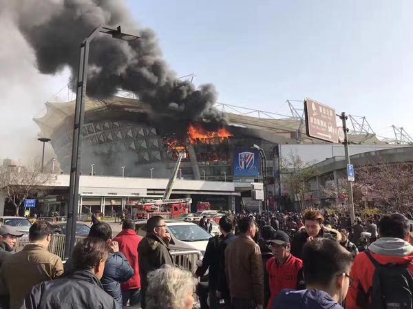 虹口足球场着火视频,上海虹口足球场着火原因